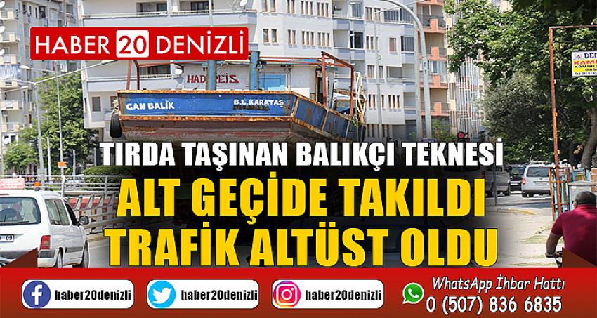 Tırda taşınan balıkçı teknesi alt geçide takıldı, trafik altüst oldu