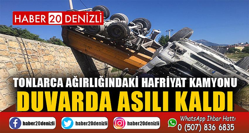 Tonlarca ağırlığındaki hafriyat kamyonu duvarda asılı kaldı