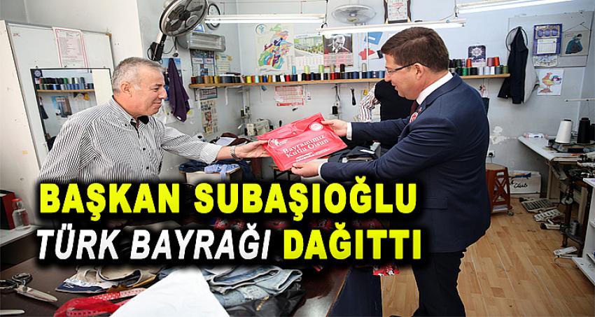 BAŞKAN SUBAŞIOĞLU, TÜRK BAYRAĞI DAĞITTI