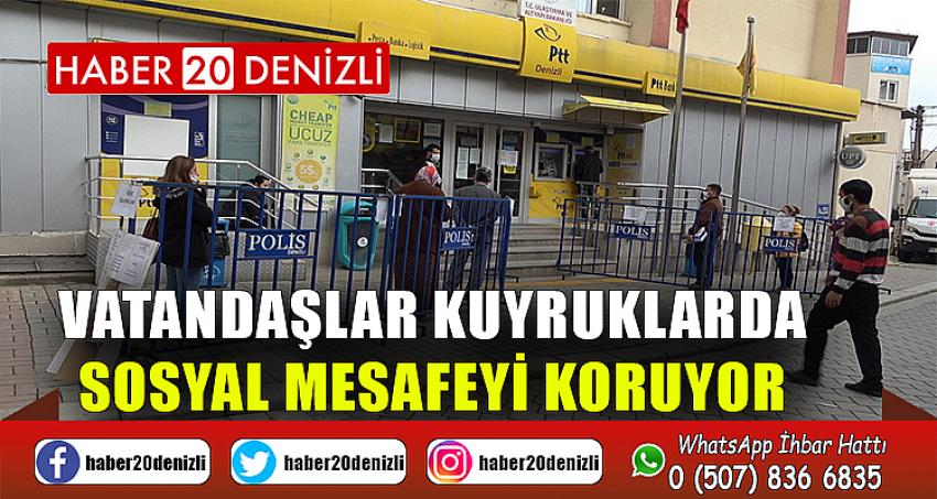 Vatandaşlar kuyruklarda sosyal mesafeyi koruyor