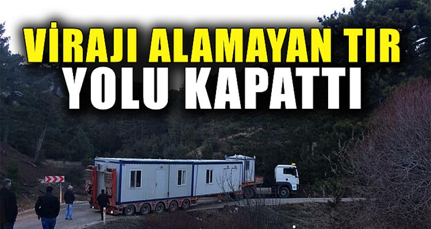 VİRAJI ALAMAYAN TIR YOLU KAPATTI