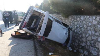 REFÜJÜ AŞAN OTOMOBİL, KARŞI ŞERİTTEKİ İSTİNAT DUVARINA ÇARPTI: 1 ÖLÜ, 1'İ AĞIR 2 YARALI